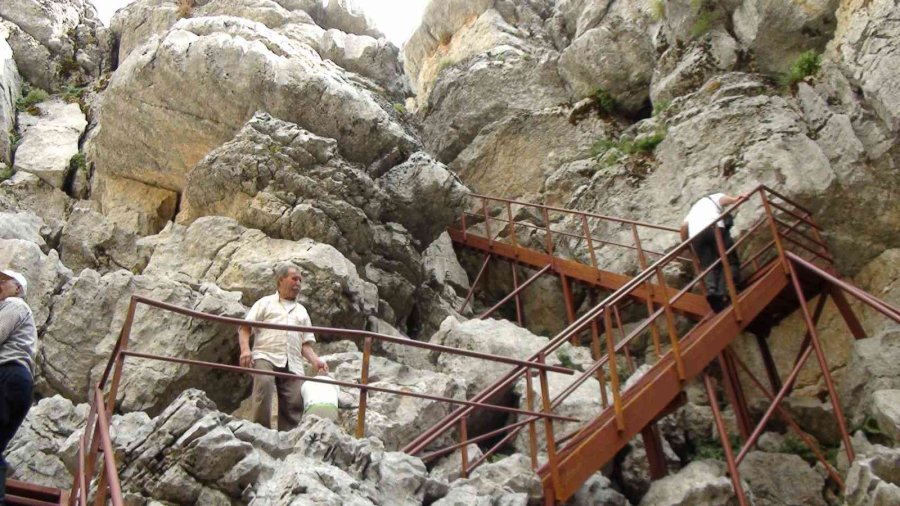 Antalya’nın Toros Dağları’ndaki Kar Obruğu Buzdolabı Gibi Kullanılıyor