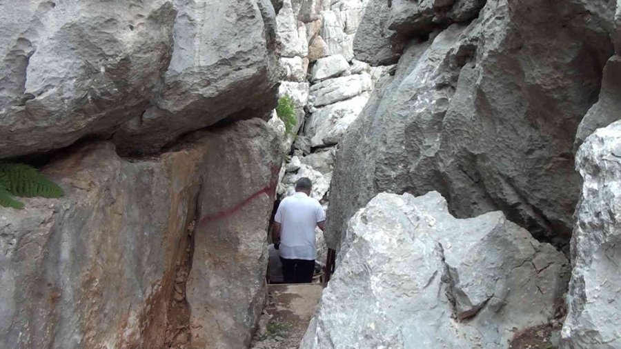 Antalya’nın Toros Dağları’ndaki Kar Obruğu Buzdolabı Gibi Kullanılıyor