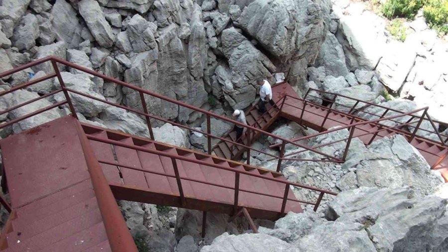 Antalya’nın Toros Dağları’ndaki Kar Obruğu Buzdolabı Gibi Kullanılıyor