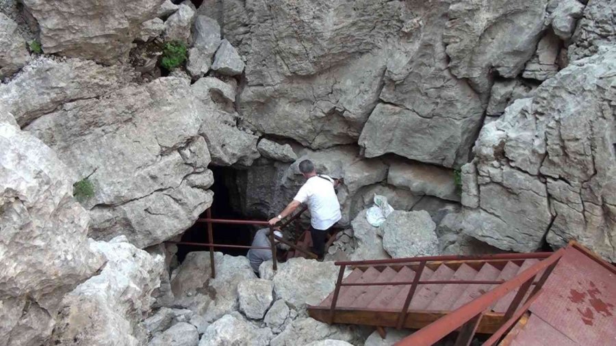 Antalya’nın Toros Dağları’ndaki Kar Obruğu Buzdolabı Gibi Kullanılıyor