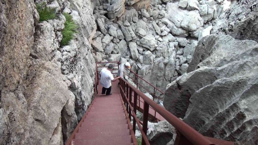 Antalya’nın Toros Dağları’ndaki Kar Obruğu Buzdolabı Gibi Kullanılıyor