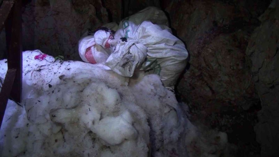 Antalya’nın Toros Dağları’ndaki Kar Obruğu Buzdolabı Gibi Kullanılıyor