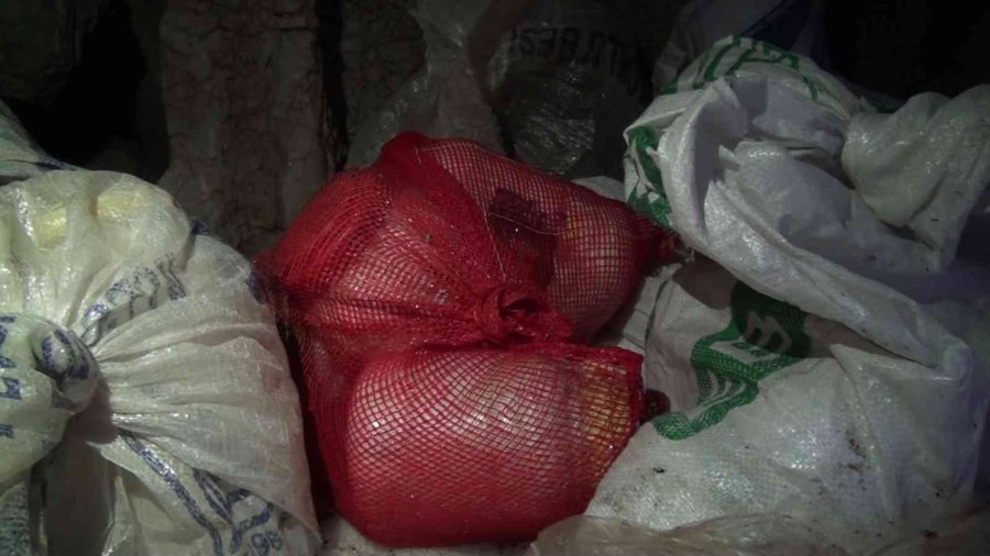 Antalya’nın Toros Dağları’ndaki Kar Obruğu Buzdolabı Gibi Kullanılıyor