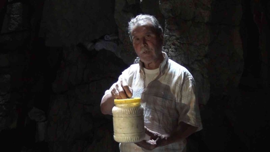 Antalya’nın Toros Dağları’ndaki Kar Obruğu Buzdolabı Gibi Kullanılıyor