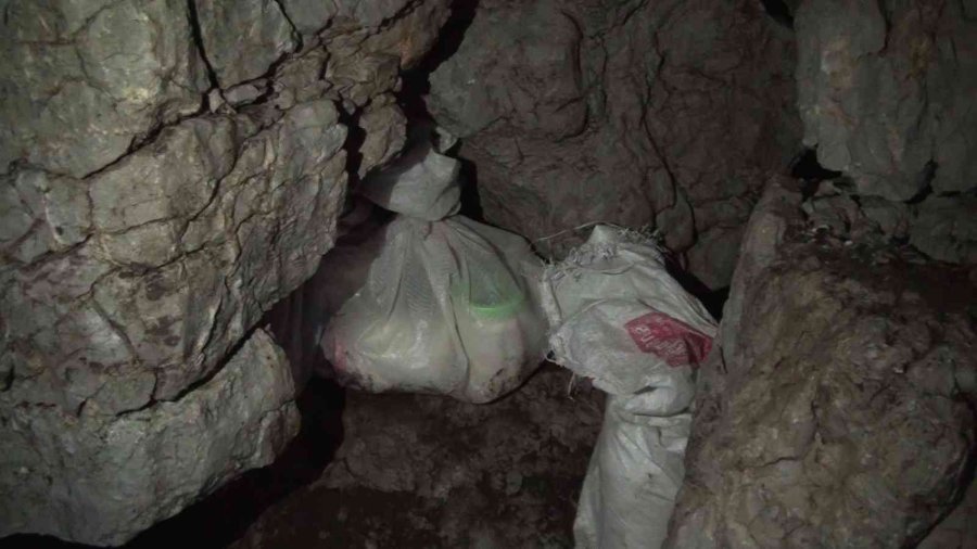 Antalya’nın Toros Dağları’ndaki Kar Obruğu Buzdolabı Gibi Kullanılıyor