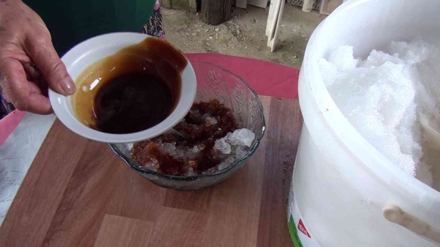 Antalya’nın Toros Dağları’ndaki Kar Obruğu Buzdolabı Gibi Kullanılıyor