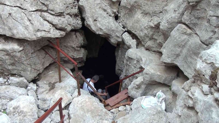 Antalya’nın Toros Dağları’ndaki Kar Obruğu Buzdolabı Gibi Kullanılıyor