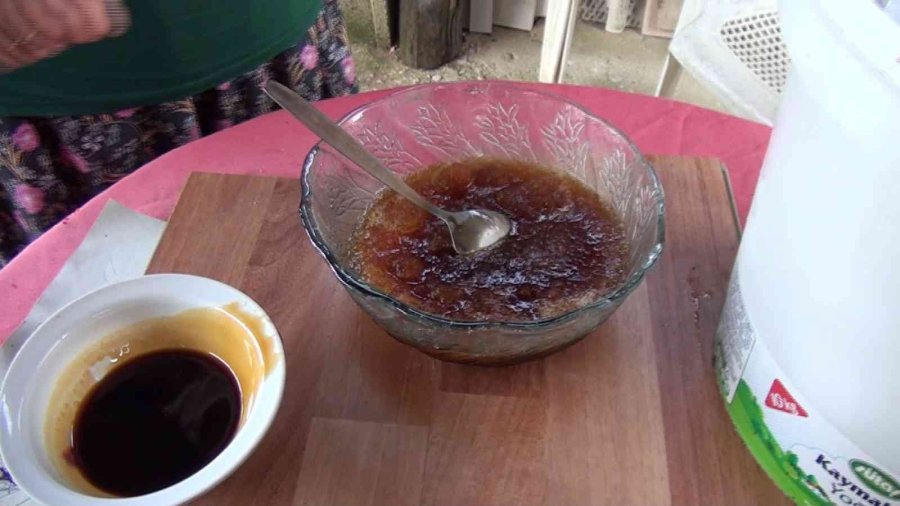 Antalya’nın Toros Dağları’ndaki Kar Obruğu Buzdolabı Gibi Kullanılıyor