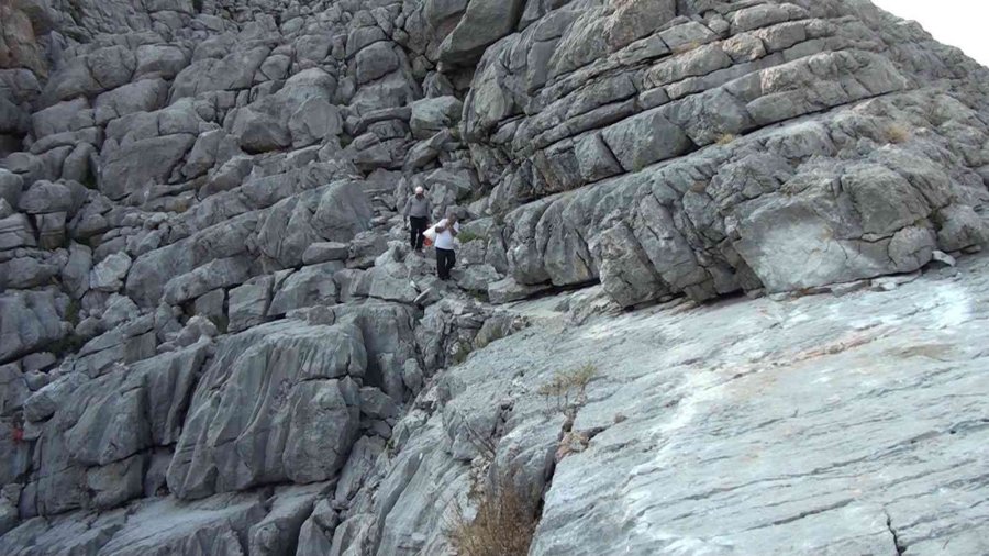 Antalya’nın Toros Dağları’ndaki Kar Obruğu Buzdolabı Gibi Kullanılıyor