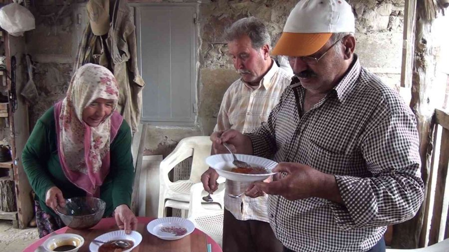 Antalya’nın Toros Dağları’ndaki Kar Obruğu Buzdolabı Gibi Kullanılıyor