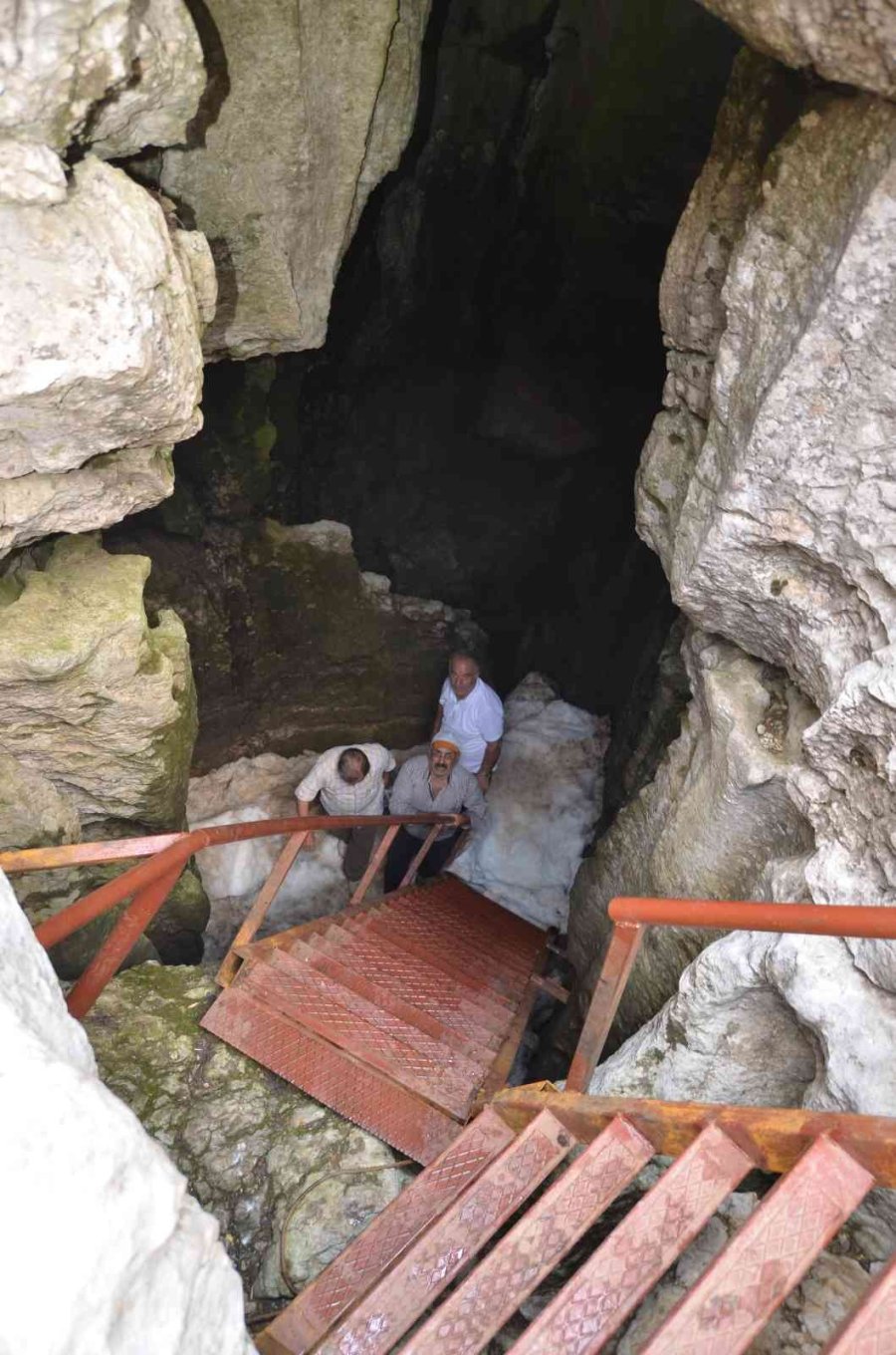 Antalya’nın Toros Dağları’ndaki Kar Obruğu Buzdolabı Gibi Kullanılıyor