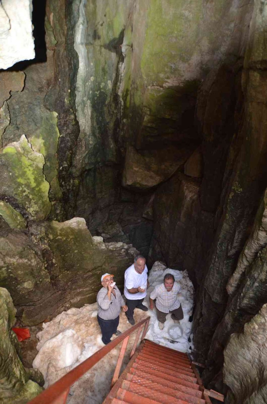 Antalya’nın Toros Dağları’ndaki Kar Obruğu Buzdolabı Gibi Kullanılıyor