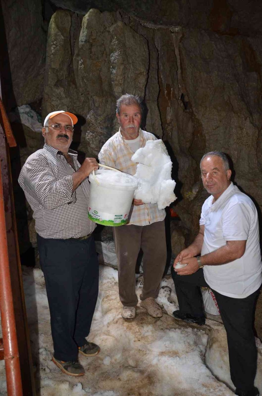 Antalya’nın Toros Dağları’ndaki Kar Obruğu Buzdolabı Gibi Kullanılıyor