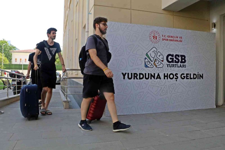 Gençlerin Otobüs Bileti Parasına Antalya’daki 5 Yıldızlı Tatili, Turistleri Kıskandırıyor