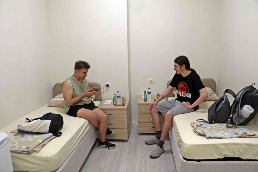 Gençlerin Otobüs Bileti Parasına Antalya’daki 5 Yıldızlı Tatili, Turistleri Kıskandırıyor