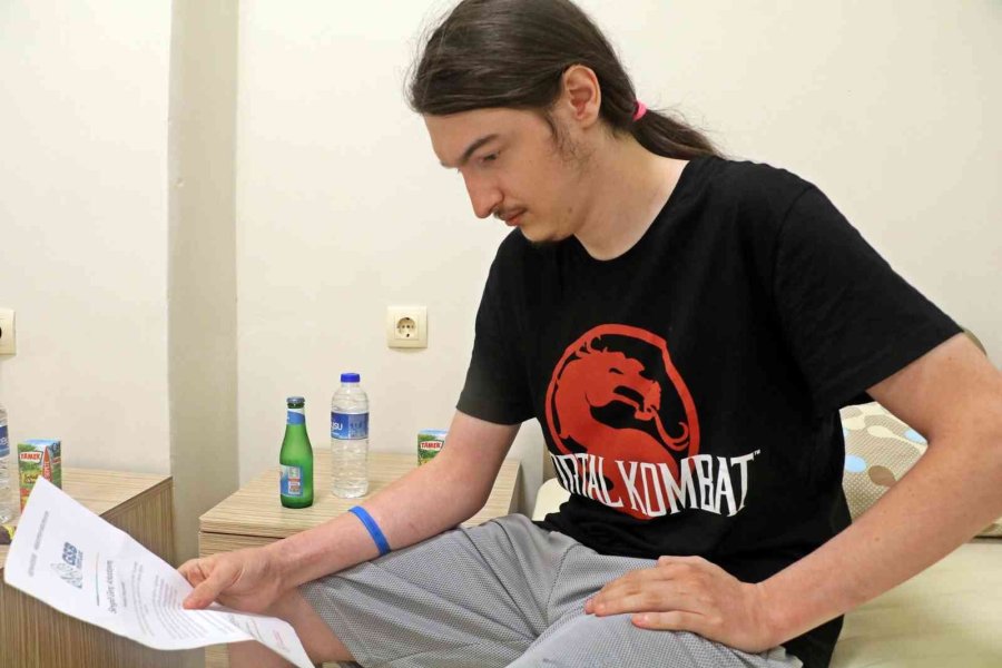 Gençlerin Otobüs Bileti Parasına Antalya’daki 5 Yıldızlı Tatili, Turistleri Kıskandırıyor