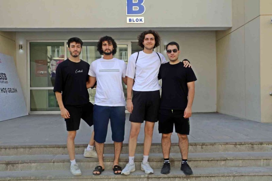 Gençlerin Otobüs Bileti Parasına Antalya’daki 5 Yıldızlı Tatili, Turistleri Kıskandırıyor