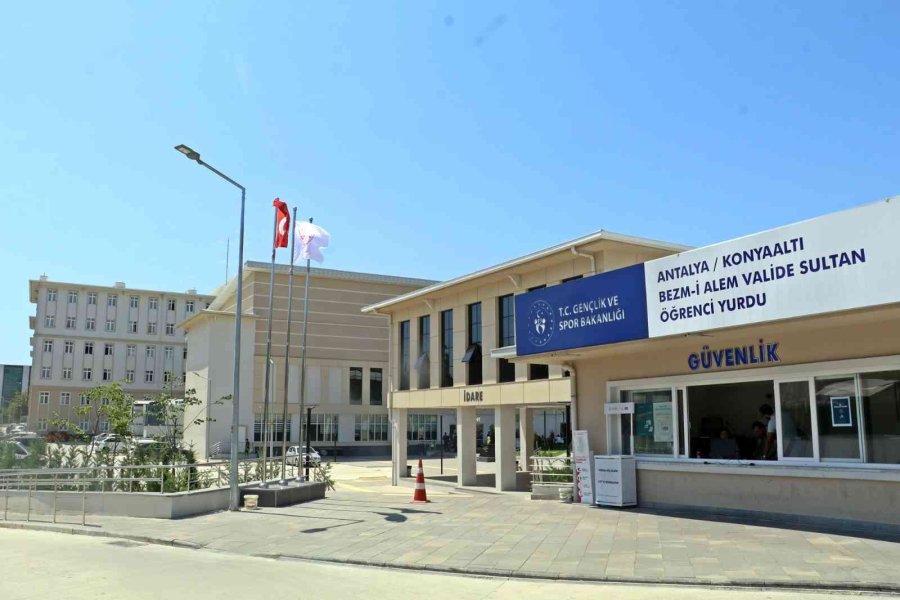 Gençlerin Otobüs Bileti Parasına Antalya’daki 5 Yıldızlı Tatili, Turistleri Kıskandırıyor