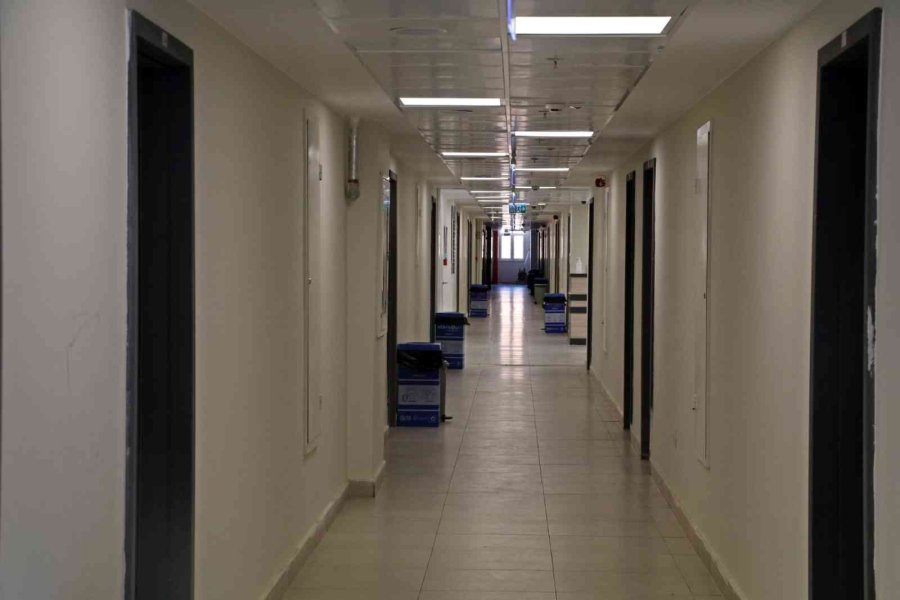 Gençlerin Otobüs Bileti Parasına Antalya’daki 5 Yıldızlı Tatili, Turistleri Kıskandırıyor