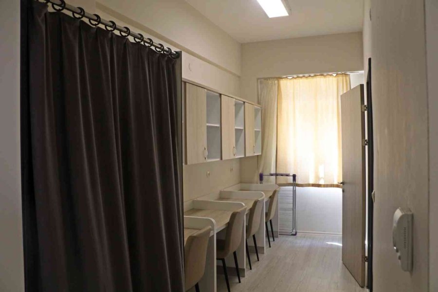 Gençlerin Otobüs Bileti Parasına Antalya’daki 5 Yıldızlı Tatili, Turistleri Kıskandırıyor