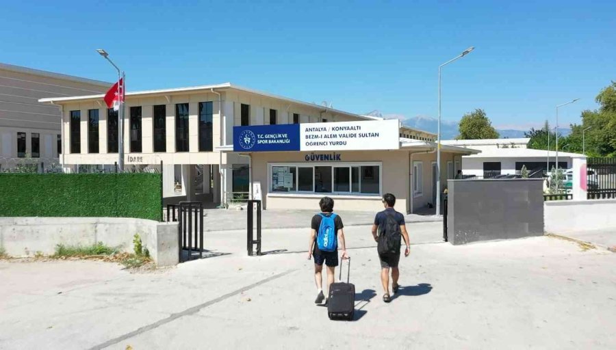 Gençlerin Otobüs Bileti Parasına Antalya’daki 5 Yıldızlı Tatili, Turistleri Kıskandırıyor
