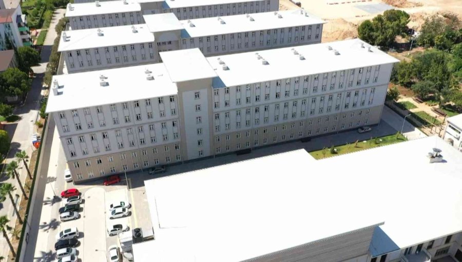 Gençlerin Otobüs Bileti Parasına Antalya’daki 5 Yıldızlı Tatili, Turistleri Kıskandırıyor