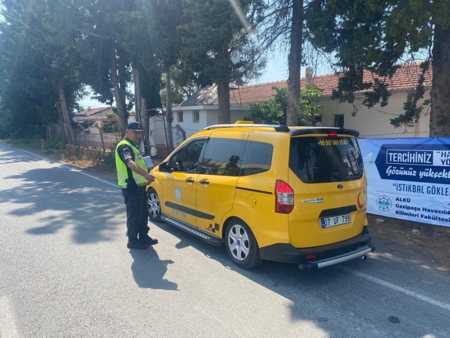 Antalya’da Jandarmadan Taksilere Denetim
