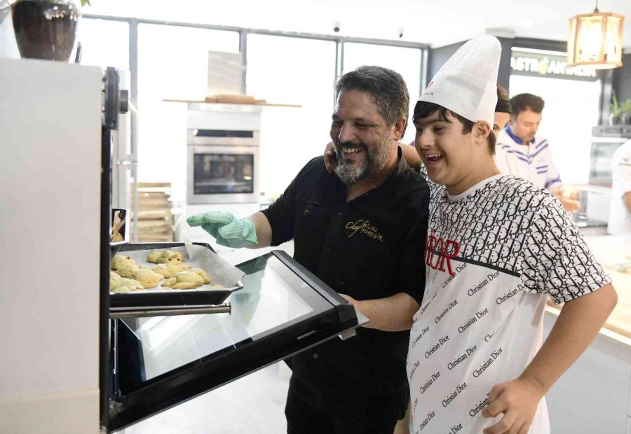 Özel Çocuklar Pasta Ve Pizza Yaptı