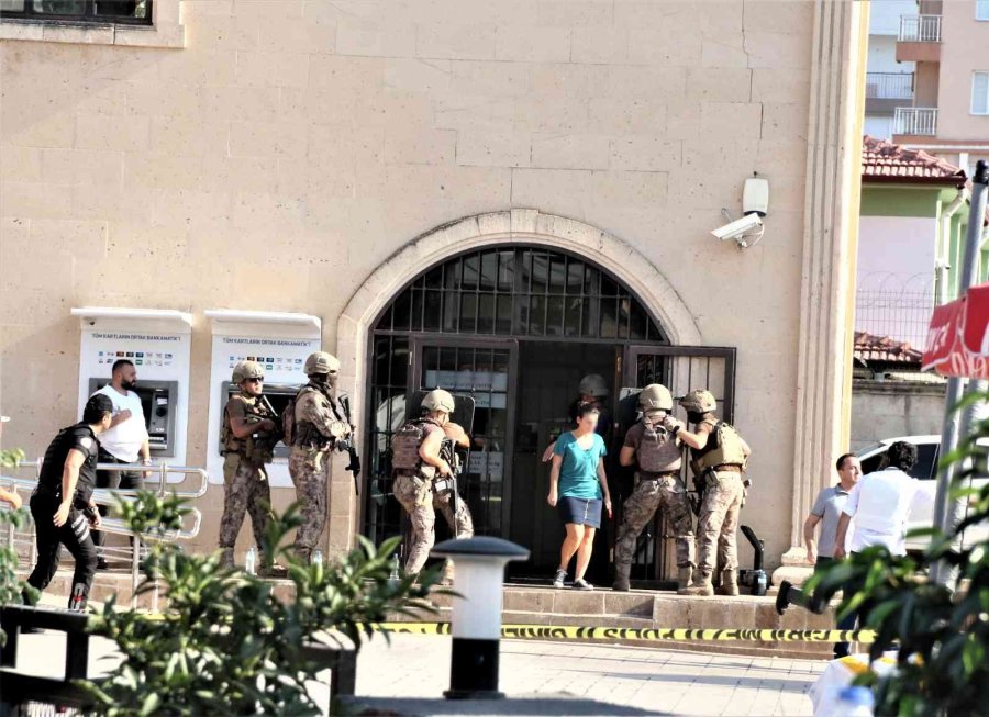 Banka Müdürü Ve Çalışanlarını Rehin Alan Şahıs Tutuklandı