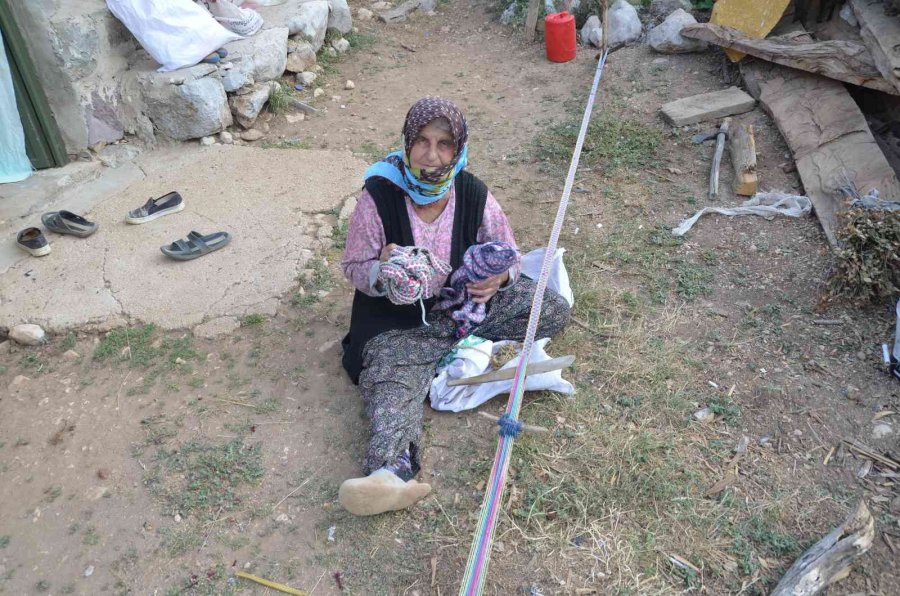 Antalya’da Yörükler Kolan Dokuma Ve Kirmen Eğirme Kültürünü Yaşatıyor