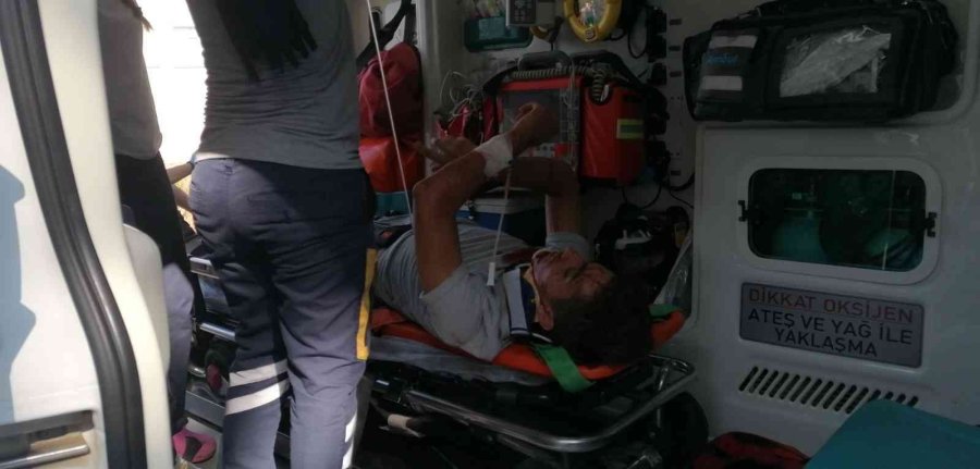 Kamyonun Altına Giren Otomobil Hurdaya Döndü, Araçta Sıkışan Sürücüyü İtfaiye Çıkardı