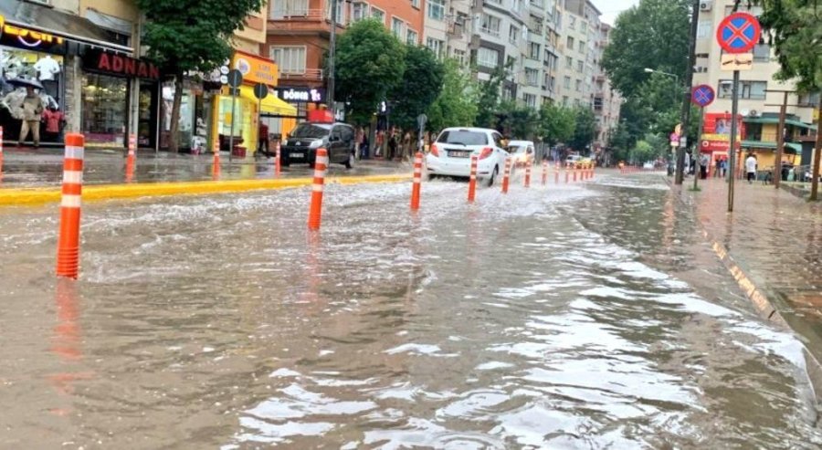 Eskişehir’de Sağanak Yağış Ve Dolu Hayatı Felç Etti