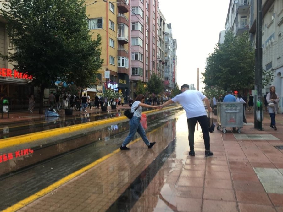 Eskişehir’de Sağanak Yağış Ve Dolu Hayatı Felç Etti