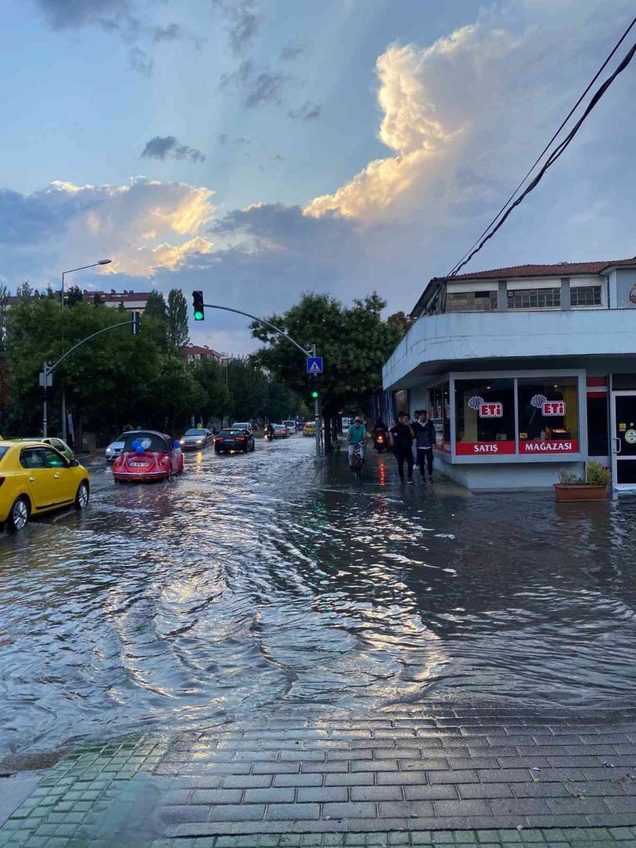 Eskişehir’de Sağanak Yağış Ve Dolu Hayatı Felç Etti