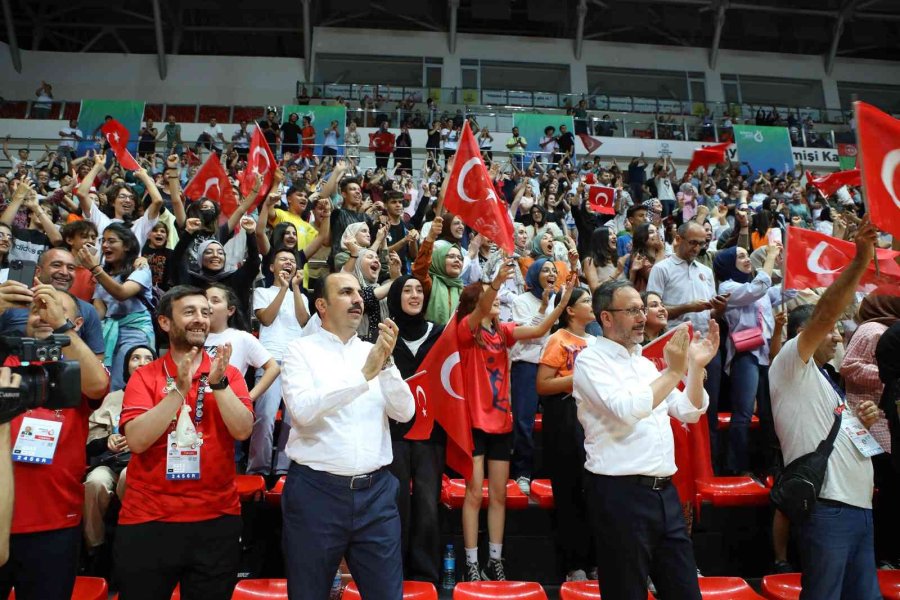 Bakan Kasapoğlu Ve Başkan Altay, Voleybol Milli Takımı’nın Sevincine Ortak Oldu