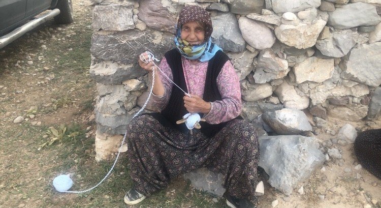 Antalya’da Yörükler Kolan Dokuma Ve Kirmen Eğirme Kültürünü Yaşatıyor