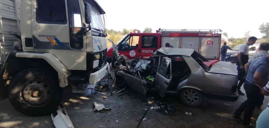Kamyonun Altına Giren Otomobil Hurdaya Döndü, Araçta Sıkışan Sürücüyü İtfaiye Çıkardı