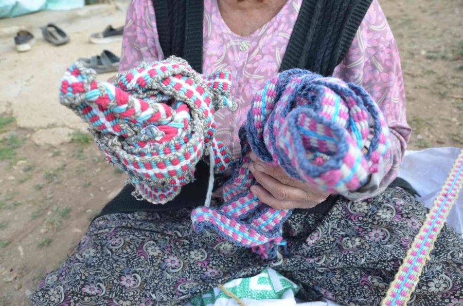 Antalya’da Yörükler Kolan Dokuma Ve Kirmen Eğirme Kültürünü Yaşatıyor