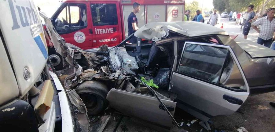 Kamyonun Altına Giren Otomobil Hurdaya Döndü, Araçta Sıkışan Sürücüyü İtfaiye Çıkardı