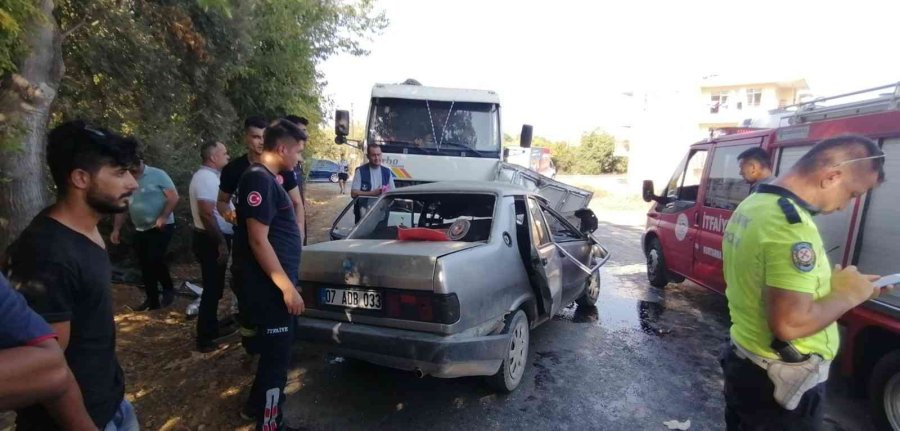 Kamyonun Altına Giren Otomobil Hurdaya Döndü, Araçta Sıkışan Sürücüyü İtfaiye Çıkardı