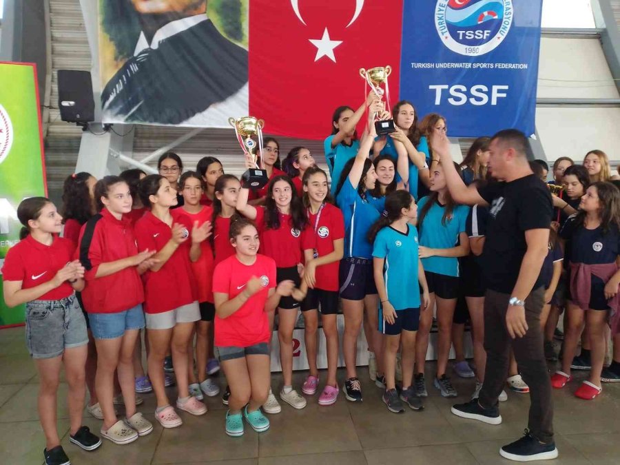 Paletli Yüzme Şampiyonası’nda Dereceye Giren Yarışmacılara Ödülleri Verildi