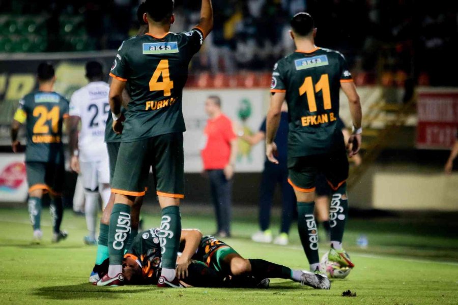 Spor Toto Süper Lig: Corendon Alanyaspor: 1 - Beşiktaş: 3 (ilk Yarı)