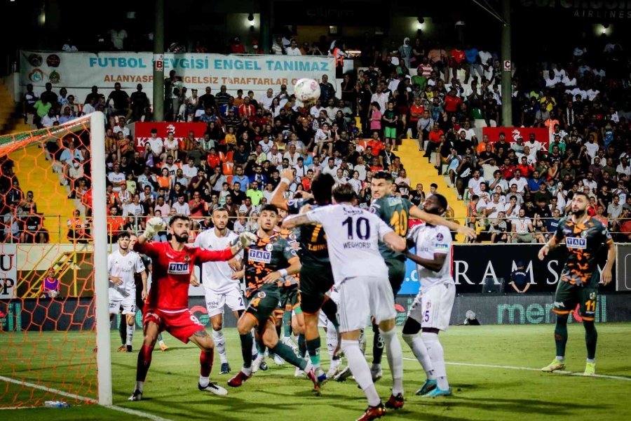 Spor Toto Süper Lig: Corendon Alanyaspor: 1 - Beşiktaş: 3 (ilk Yarı)