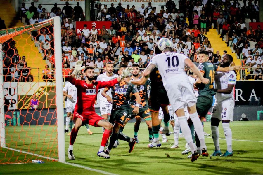 Spor Toto Süper Lig: Corendon Alanyaspor: 1 - Beşiktaş: 3 (ilk Yarı)