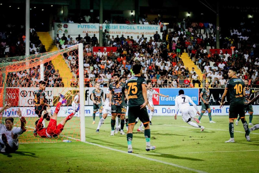 Spor Toto Süper Lig: Corendon Alanyaspor: 1 - Beşiktaş: 3 (ilk Yarı)