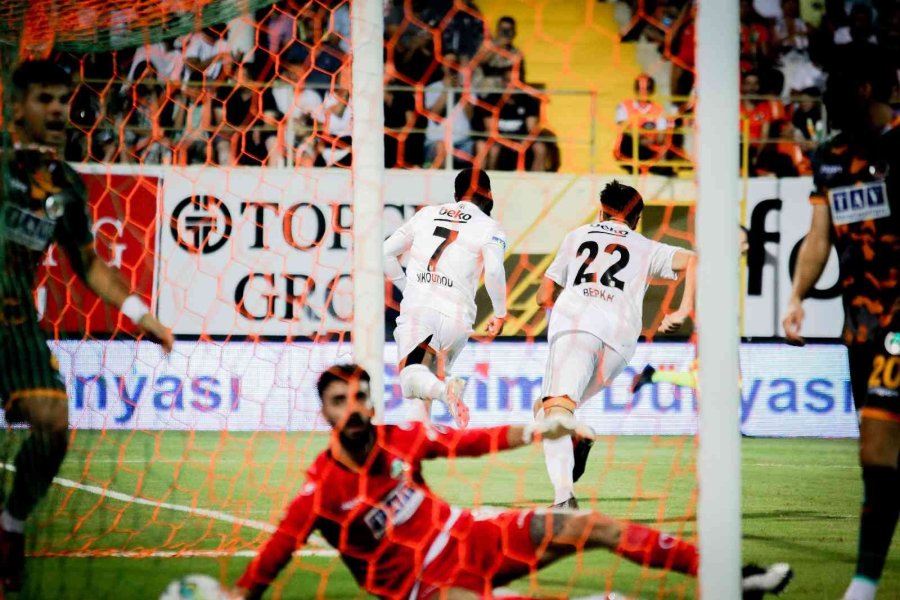 Spor Toto Süper Lig: Corendon Alanyaspor: 1 - Beşiktaş: 3 (ilk Yarı)