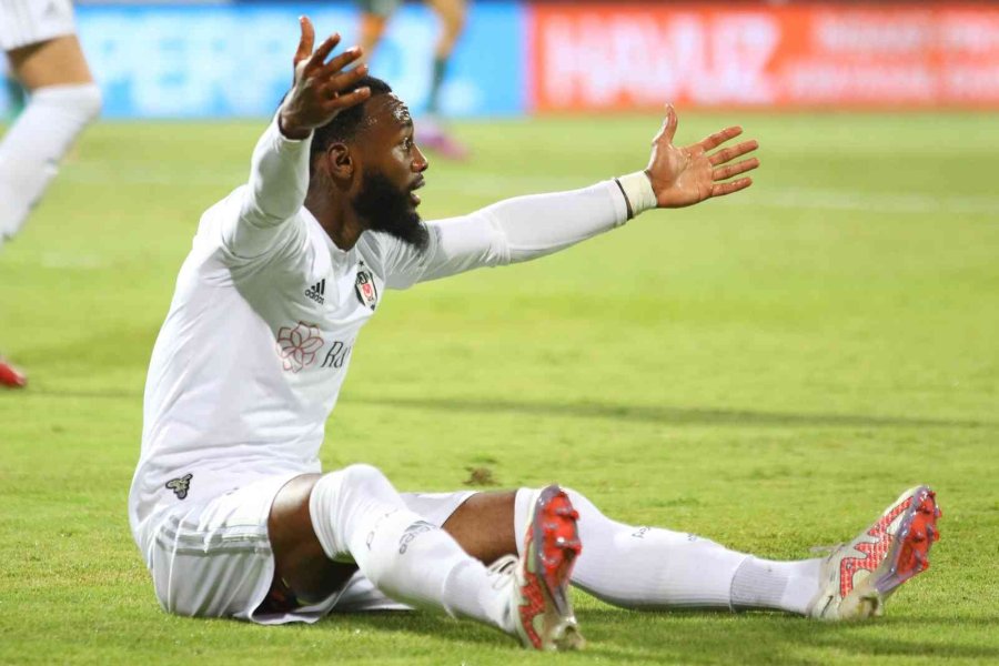 Spor Toto Süper Lig: Corendon Alanyaspor: 1 - Beşiktaş: 3 (ilk Yarı)