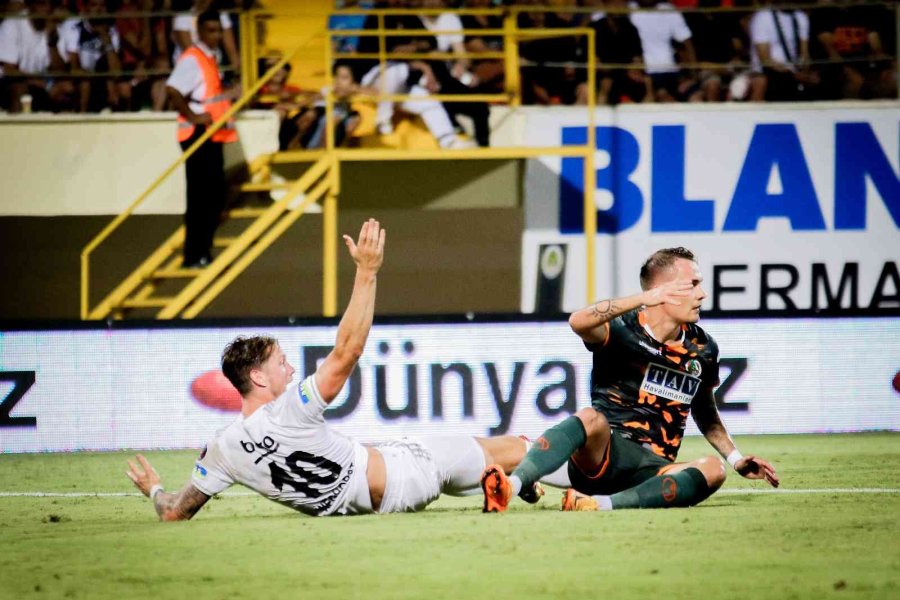 Spor Toto Süper Lig: Corendon Alanyaspor: 1 - Beşiktaş: 3 (ilk Yarı)