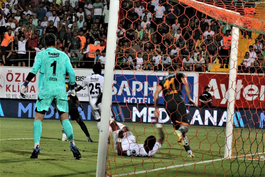 Spor Toto Süper Lig: Corendon Alanyaspor: 1 - Beşiktaş: 3 (ilk Yarı)