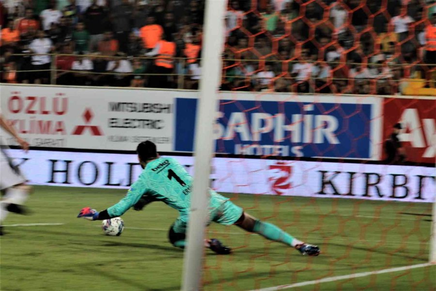 Spor Toto Süper Lig: Corendon Alanyaspor: 1 - Beşiktaş: 3 (ilk Yarı)